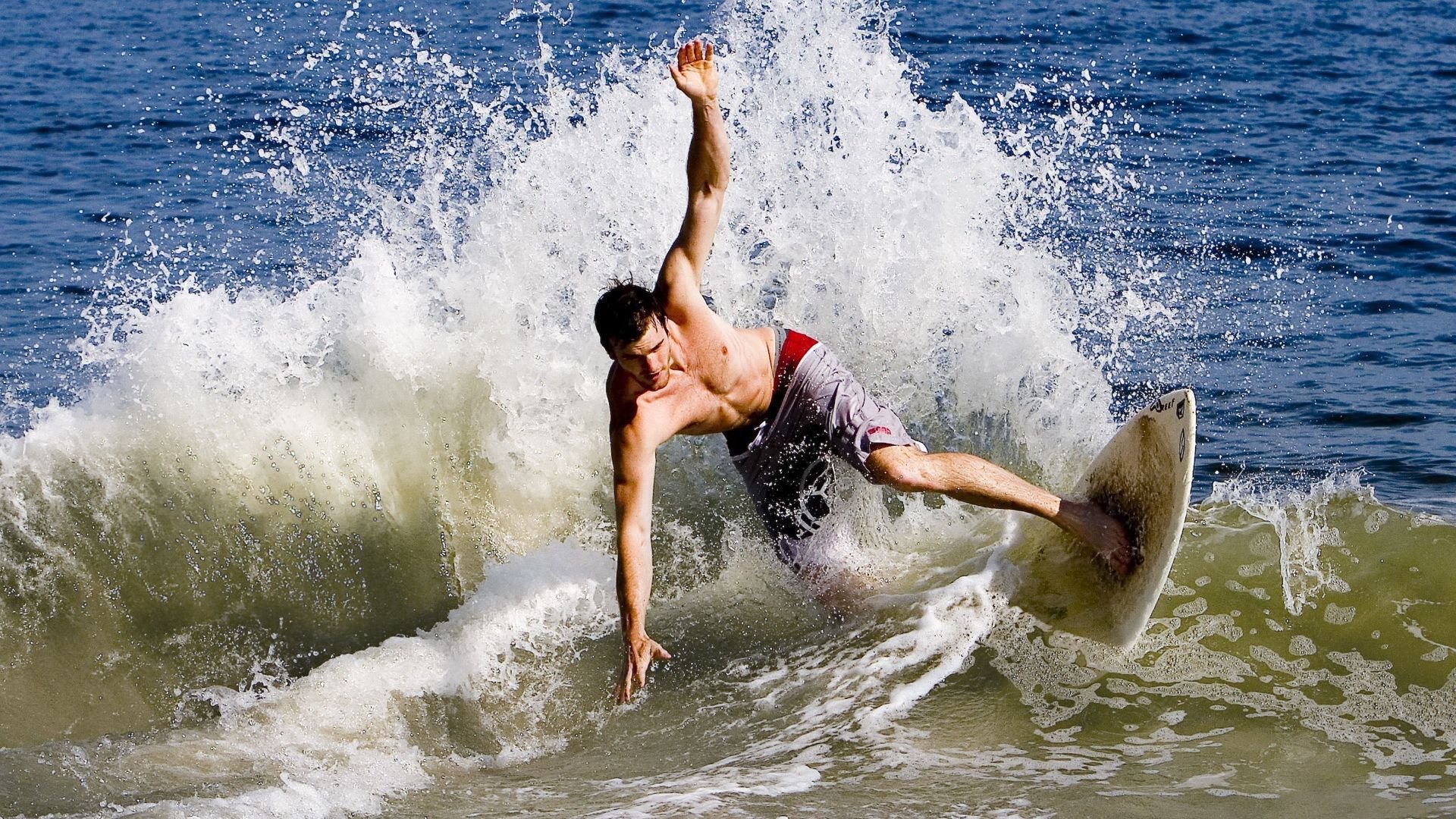 赛道暗影，戈麦斯如何一手掌控F1街道赛之夜