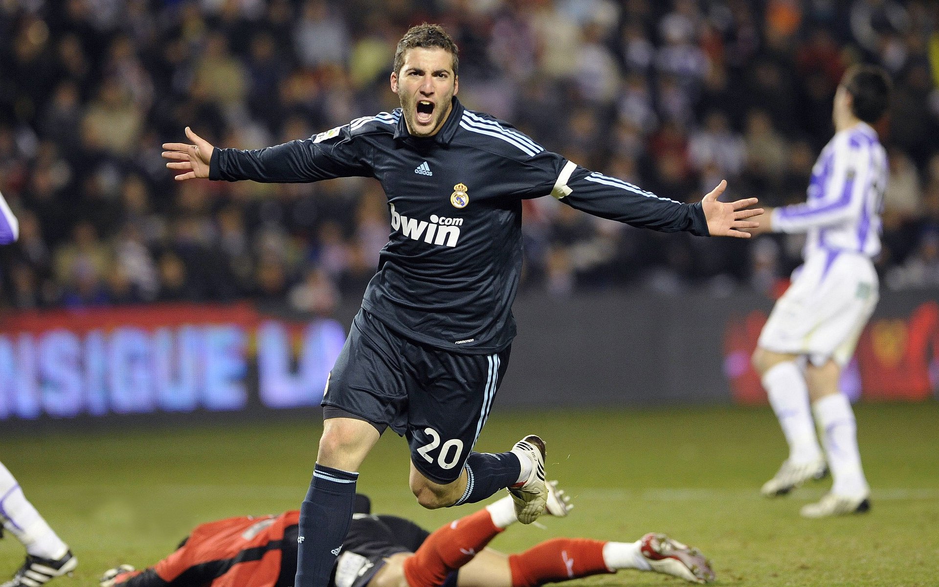 赛道上的孤勇者，勒克莱尔单骑鏖战哈斯与雷诺的围剿